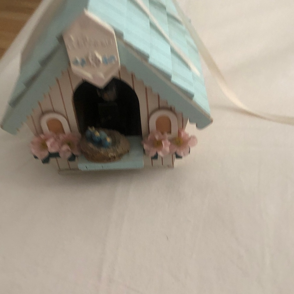 Blue & White Decorative Birdhouse musical